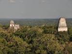 Apenas os templos mais altos se erguem acima da mata que cobre Tikal, na Guatemala